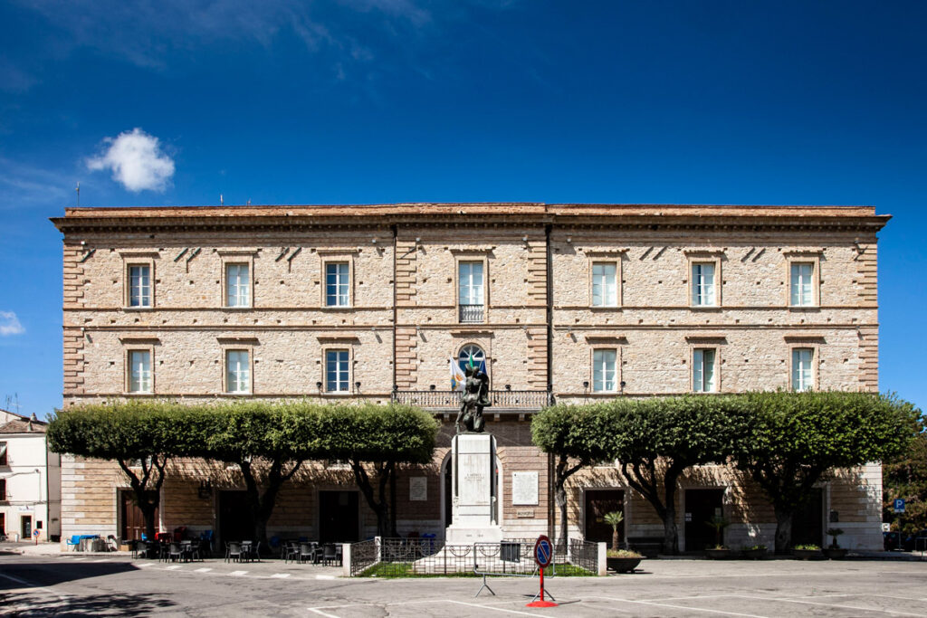 Facciata del palazzo Ducale di Larino con municipio