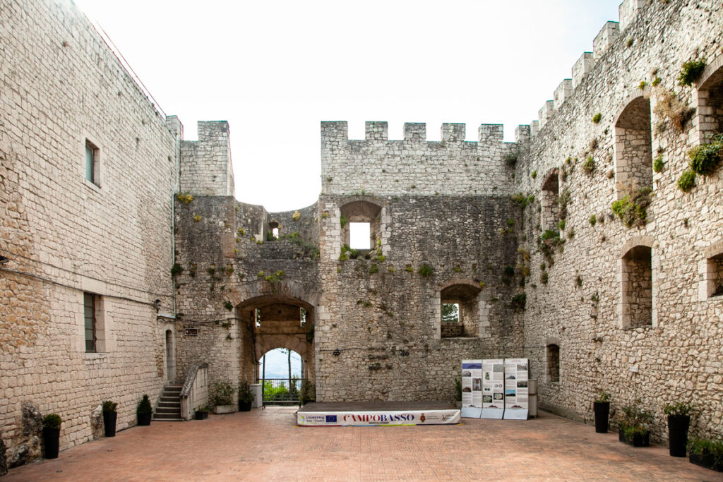 Interni e vecchio ingresso del Castello Monforte di Campobasso
