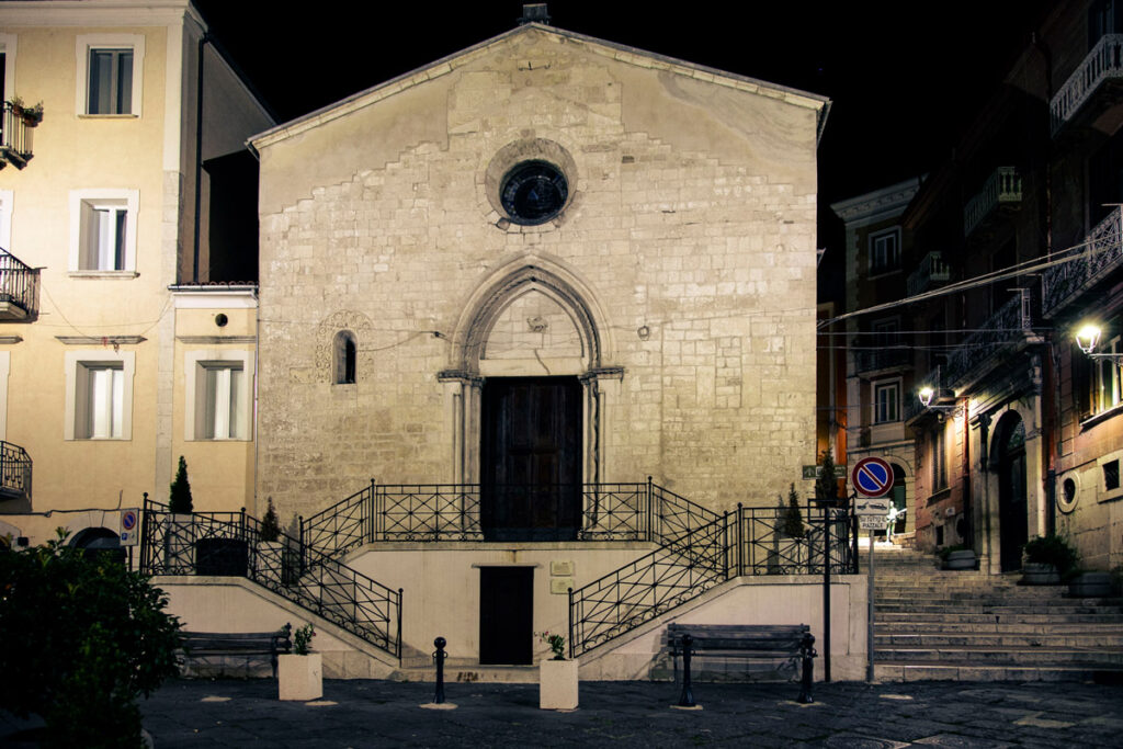 La facciata della chiesa di San Leonardo di sera