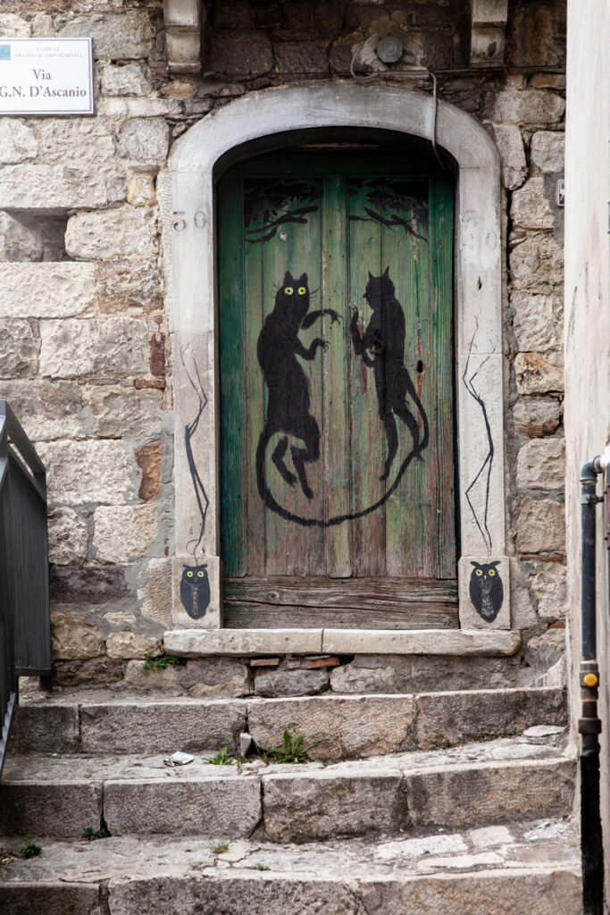 Le porte dipinte nella street art di Civitacampomarano - Opera di Hitnes