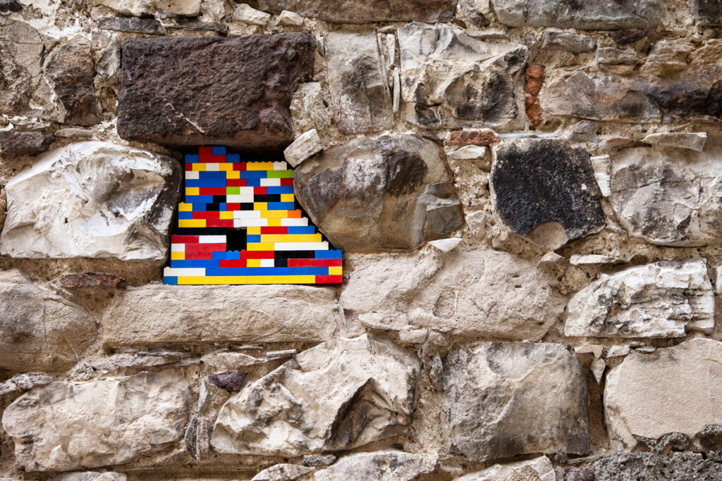 Lego di Jan Vormann tra le pietre delle case - Molise e Street Art