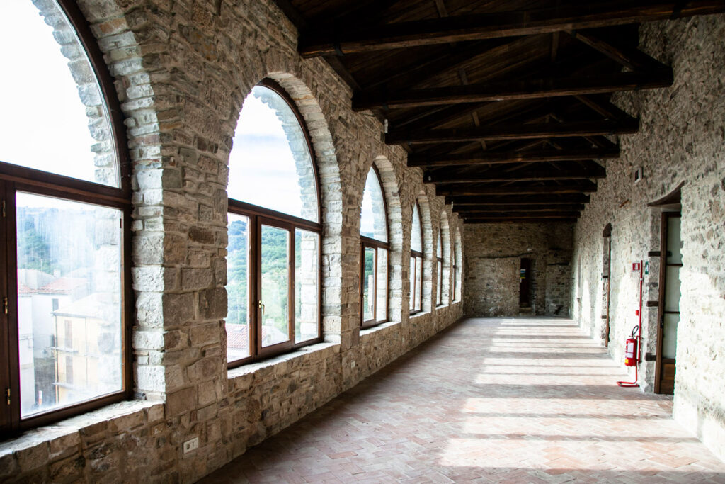 Loggiato superiore della facciata occidentale del castello angioino - vista interna