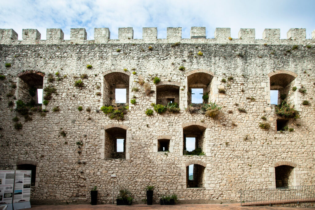 Mura e finestre del castello Monforte viste dal cortile interno