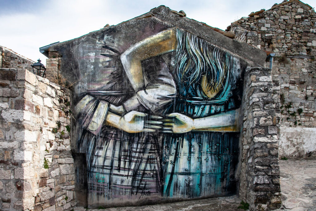 Murales di Alice Pasquini nel borgo di Civitacampomarano