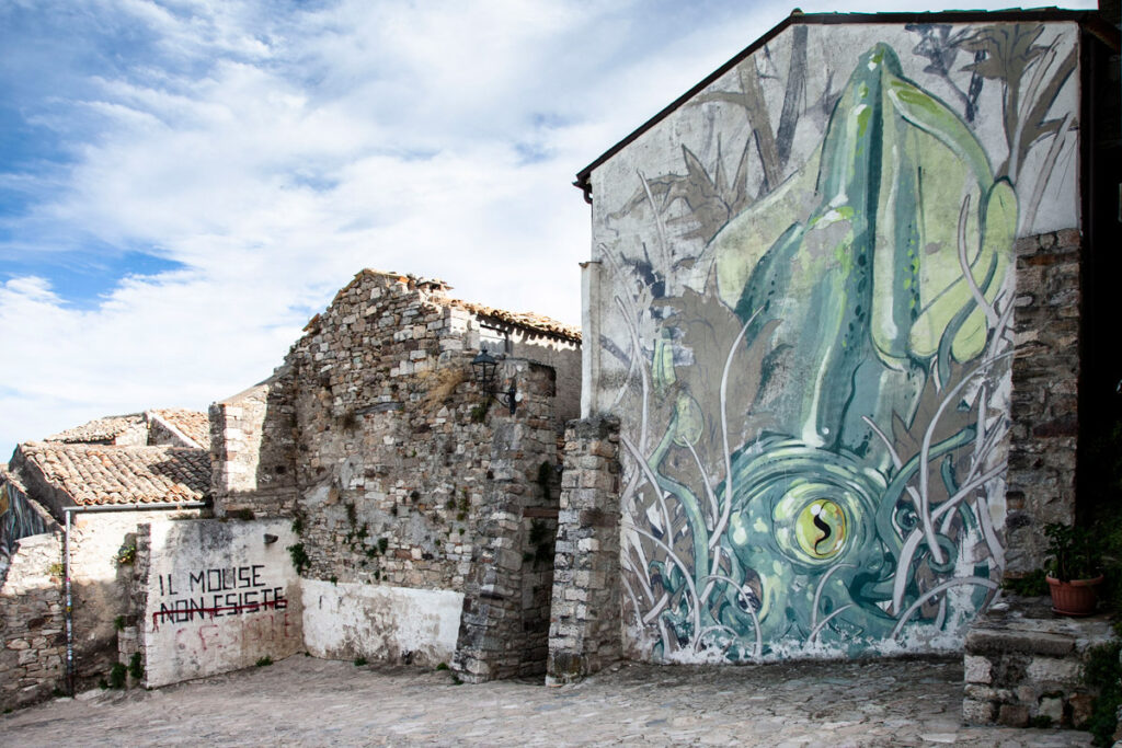 Murales di Hitnes su di una casa abbandonata