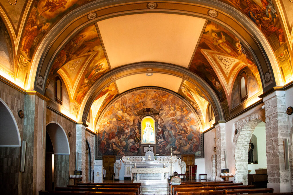 Navata principale della chiesa di Santa Maria del Monte
