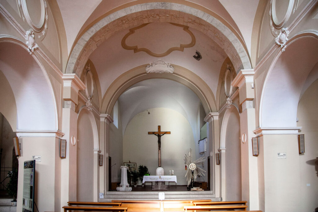 Navate interna e altare della chiesa di San Giorgio Martire