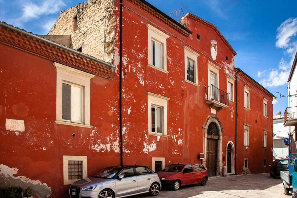 Palazzo de Gennaro con la sua facciata rossa