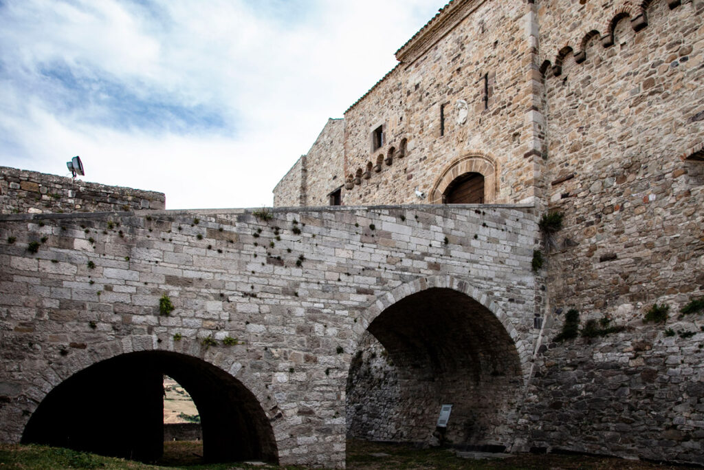 Ponte a scala con dodici gradini sul fossato del castello angioino