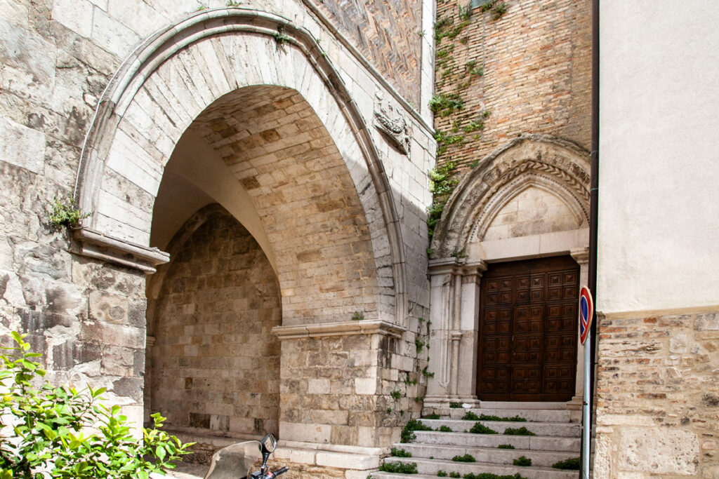 Porta secondaria della cattedrale di San Pardo