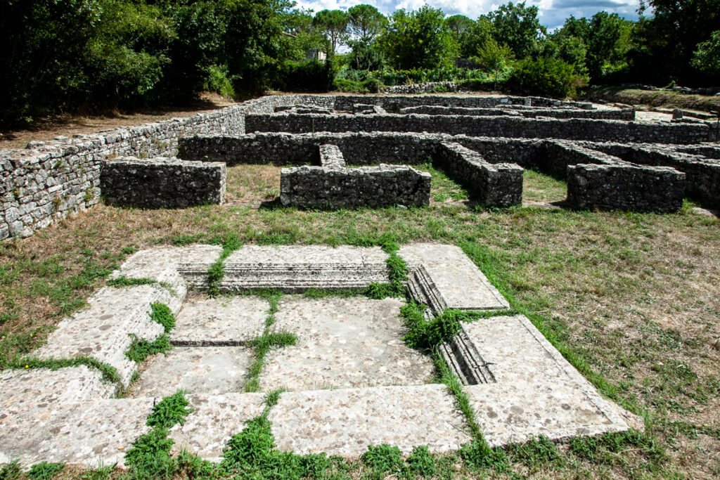 Resti archeologici nel foro romano di Altilia