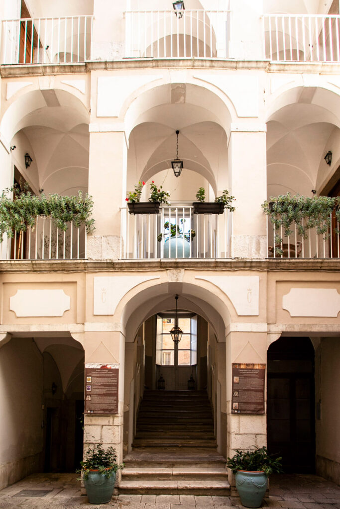 Scalone interno del palazzo Cannavina
