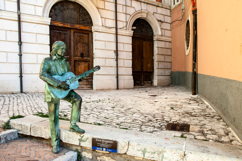 Statua di Fred Bongusto a Campobasso