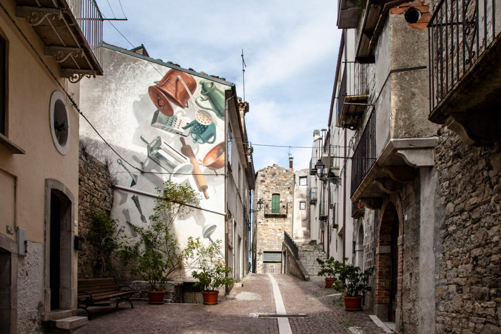 Utensili da cucina dipinti sui muri delle case di Civitacampomarano - Cinta Vidal