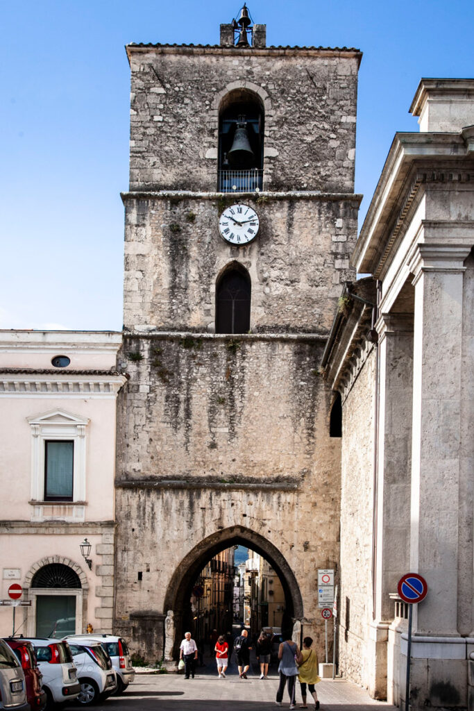 Arco di San Pietro visto da piazza Andrea D'Isernia