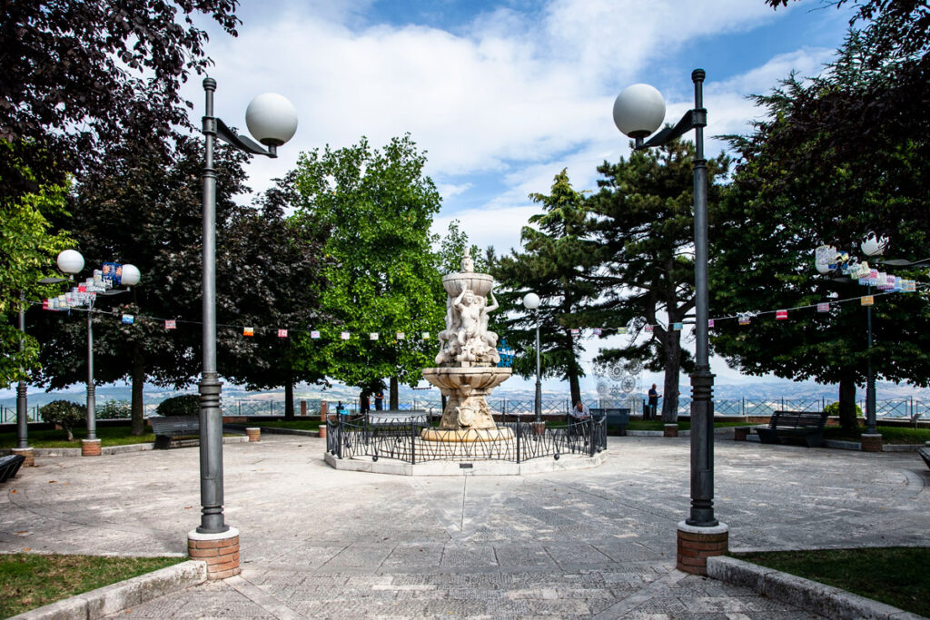 Belvedere Ugo Calise - fontana della memoria di Oratino