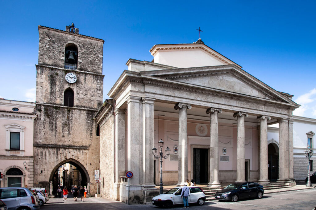 Campanile e cattedrale di San Pietro Apostolo - Isernia