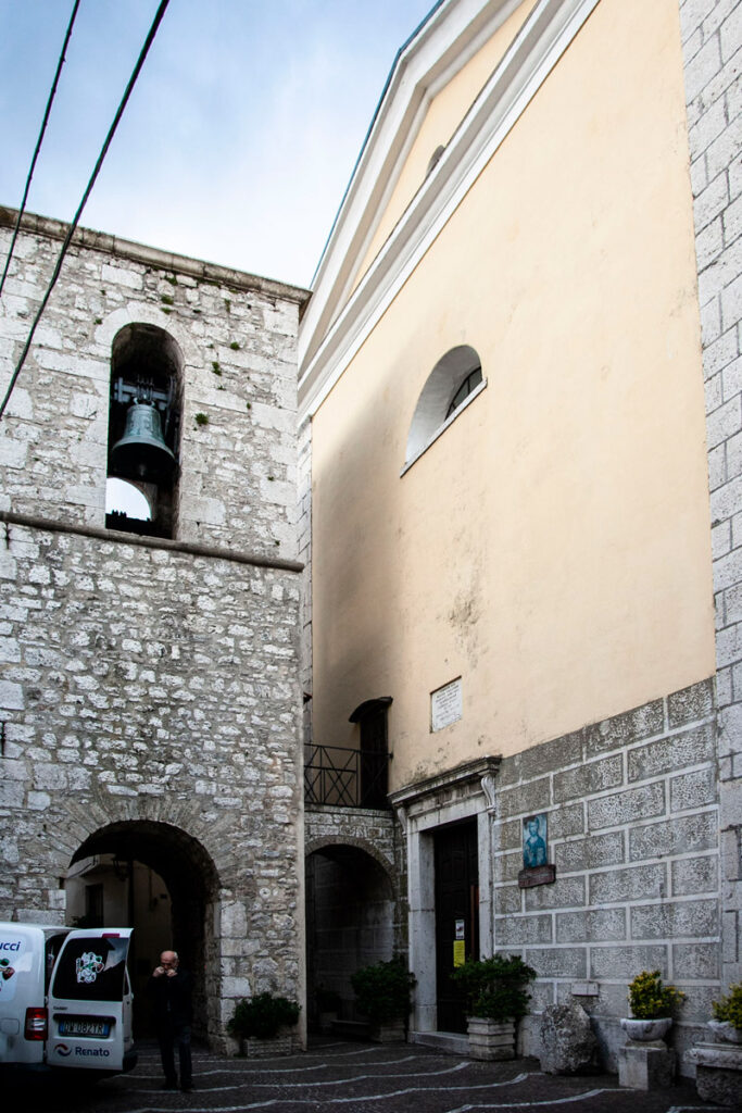 Campanile e facciata dlela chiesa di San Pietro in Vincoli a Sant'Angelo in Grotte