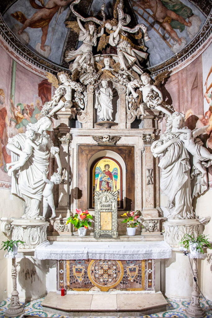 Cappella di San Michele con dipinti, marmi e stucchi - Santuario dei Santi Cosma e Damiano - Isernia