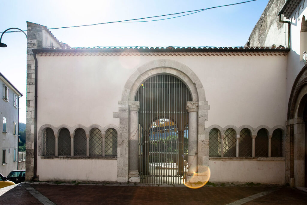 Chiesa di Santa Maria Assunta - Antico portale e nuova struttura