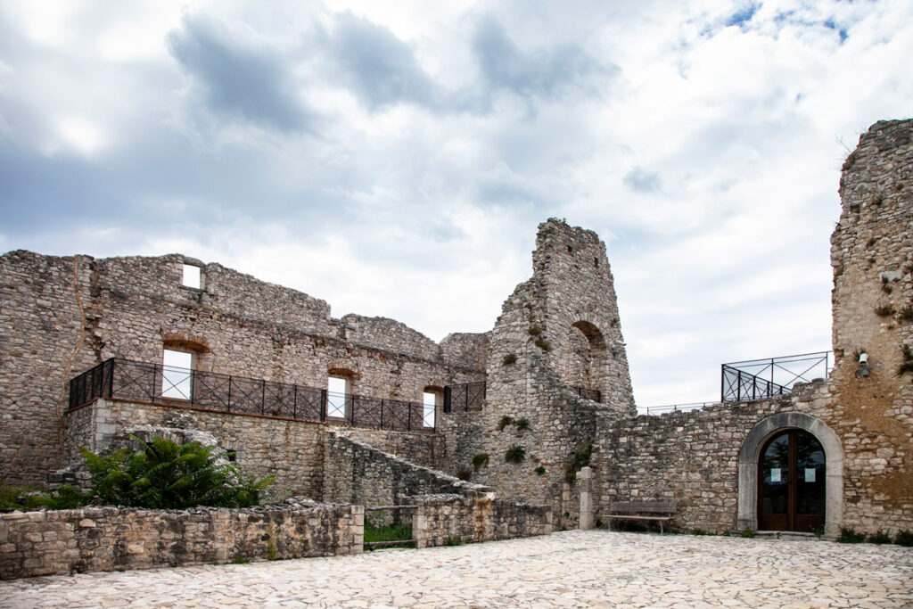 Cortile interno e resti delle torri del castello d'Evoli