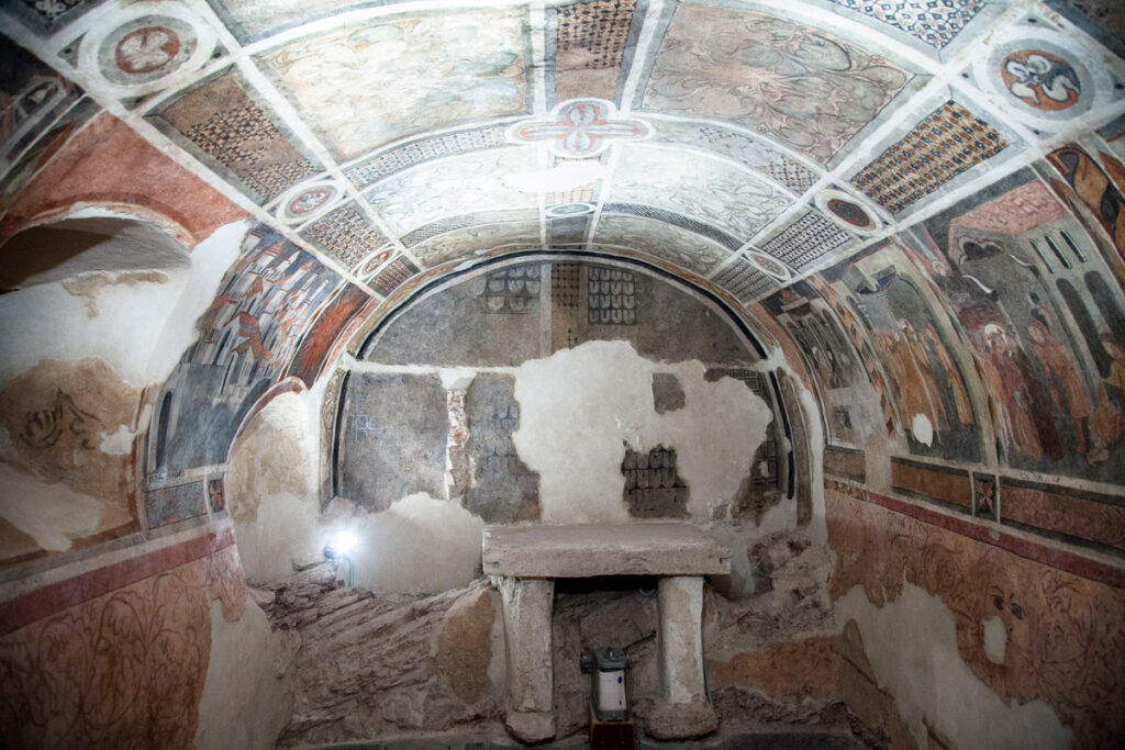 Cripta con affreschi di fine trecento - Sant'Angelo in Grotte - Molise