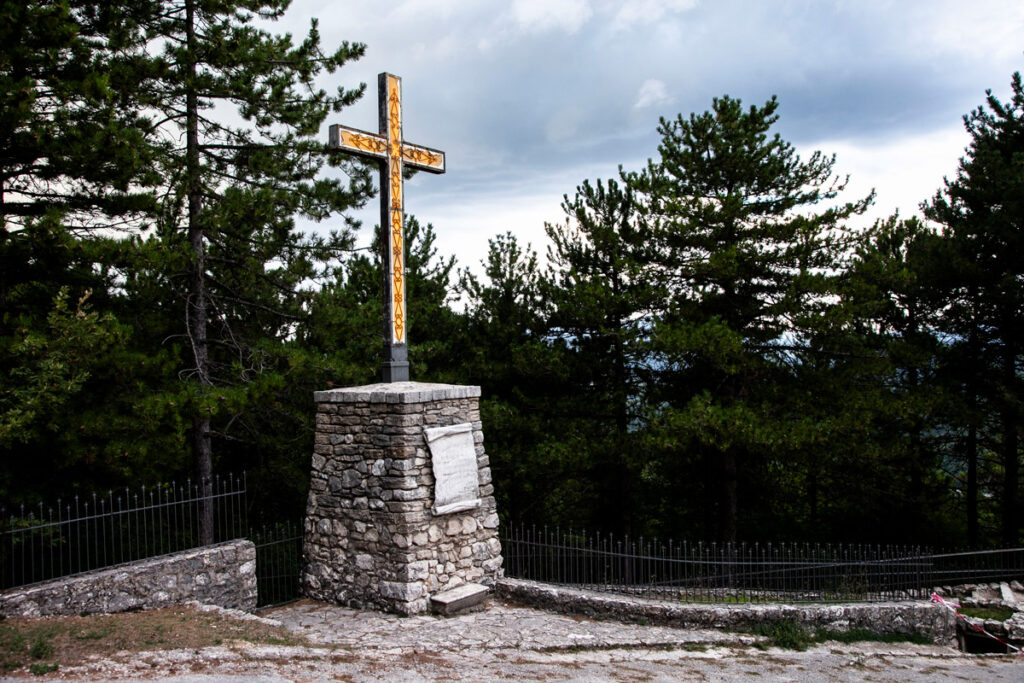 Croce al di sopra della stele delle Apparizioni