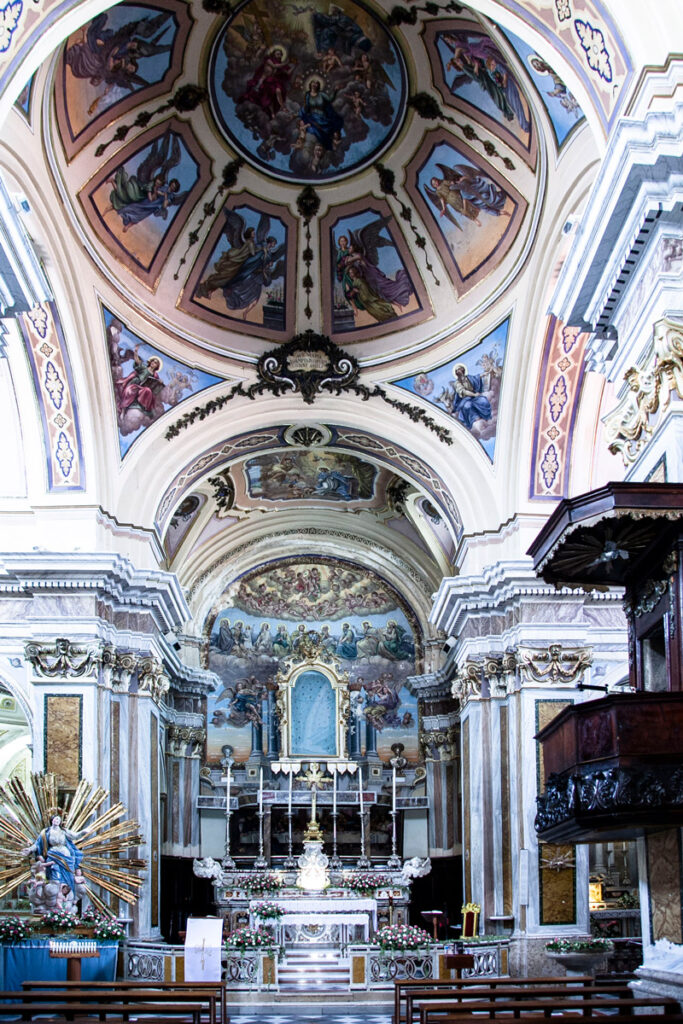 Cupola e altare della chiesa di Santa Maria Assunta