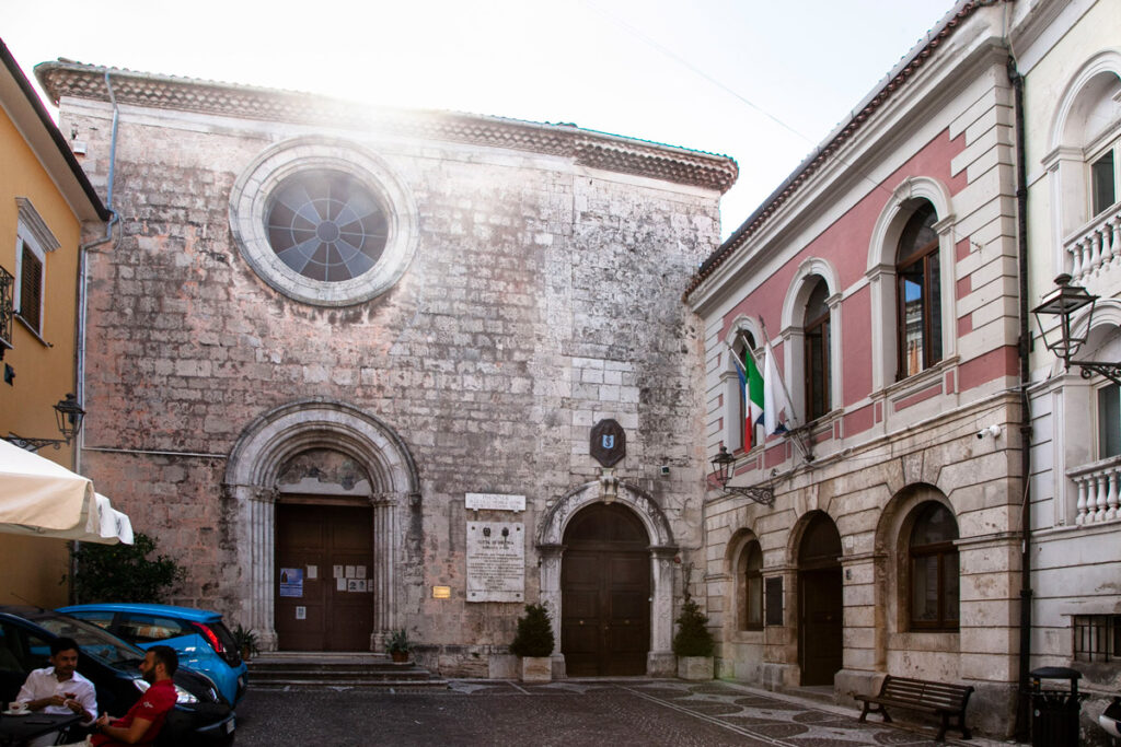 Facciata della chiesa di San Francesco e ingresso al municipio di Isernia