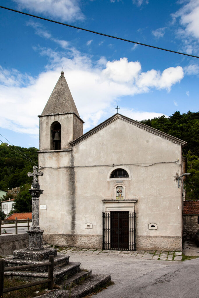 Facciata della chiesa di San Rocco e croce stazionaria - Castelpetroso