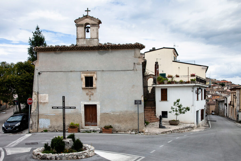 Facciata e croce della cappella di Santa Lucia - Castropignano