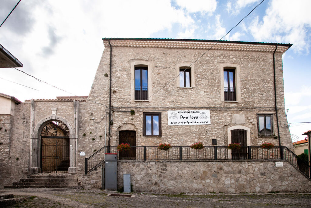 Facciata e ingresso al palazzo marchesale de Rossi - Castelpetroso