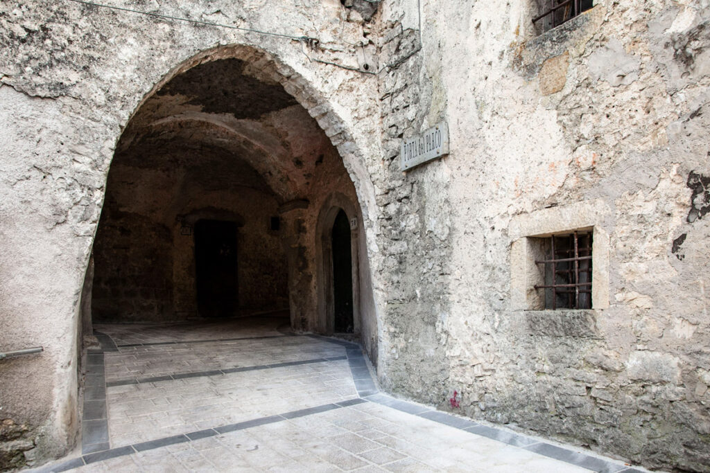 Ingresso al borgo medievale d'Isernia da Porta del Parco - Molise