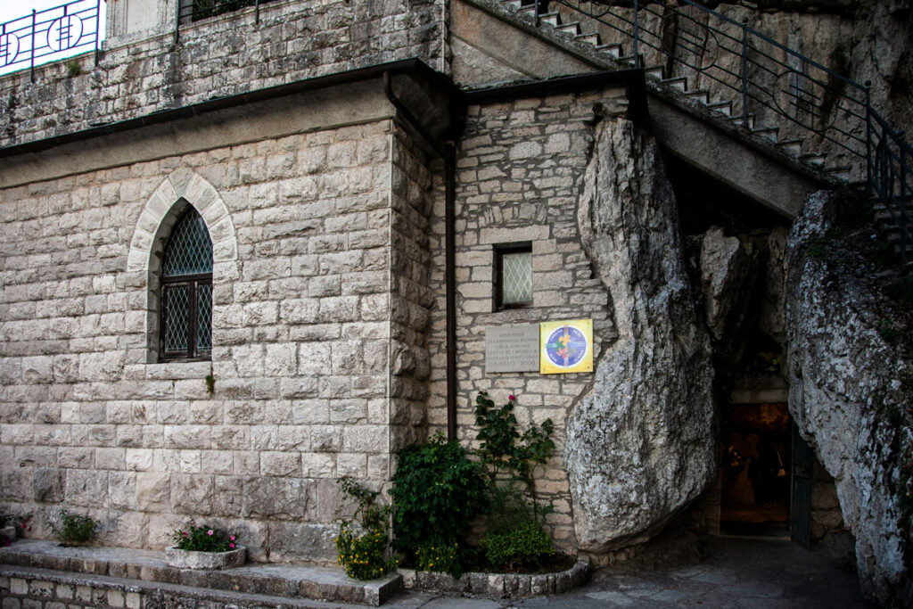 Ingresso alla chiesa rupestre di San Michele Arcangelo - Chiesa nella grotta