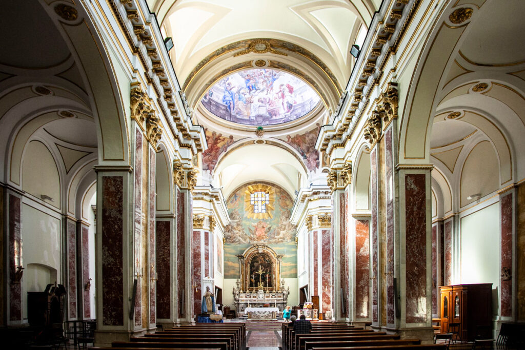 Interni della cattedrale di San Pietro Apostolo