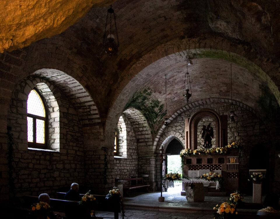 Interni della chiesa nella grotta - Chiesa rupestre di San Michele Arcangelo