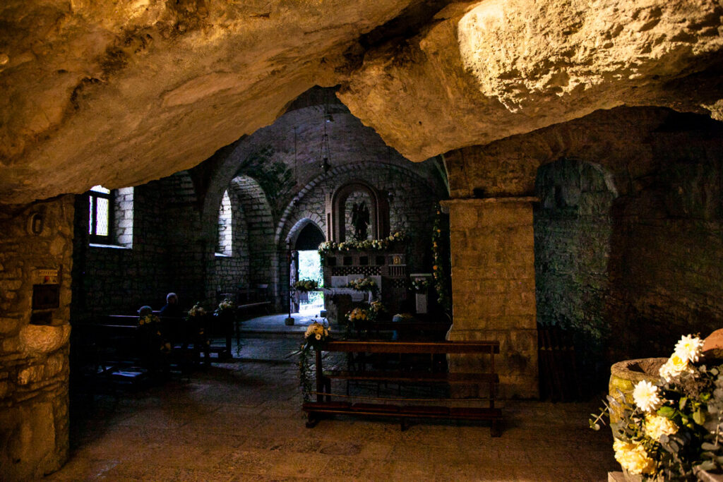 La chiesa nella grotta di Sant'Angelo in Grotte