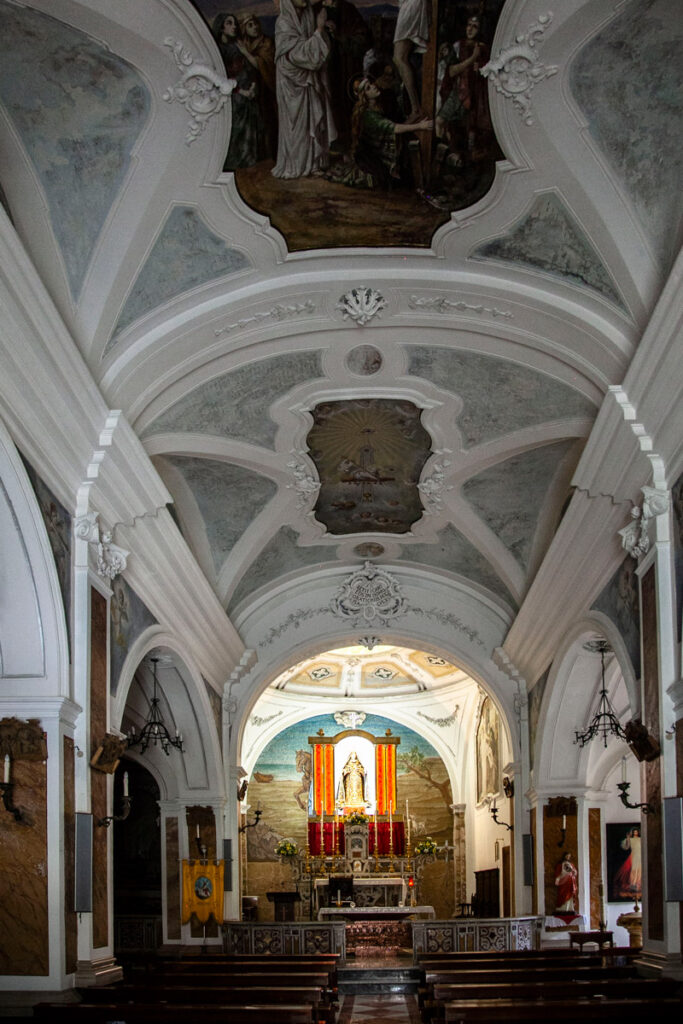 Navata interna e altare della chiesa di San Martino