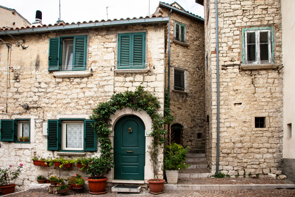 Portone ad arco e case in pietra - Castropignano