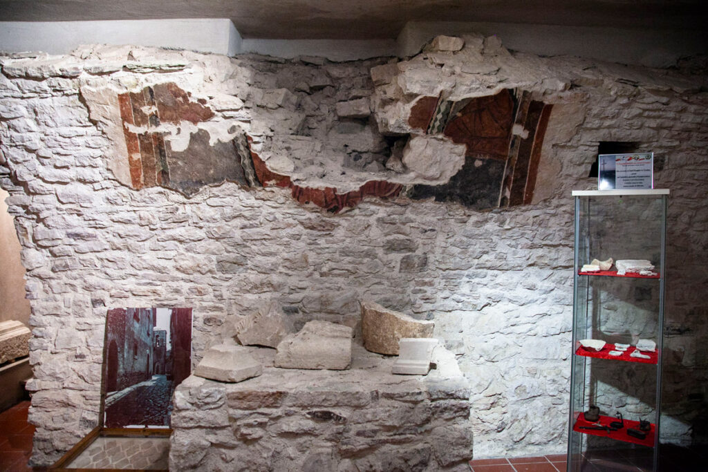 Resti della cripta di Sant'Angelo in Grotte