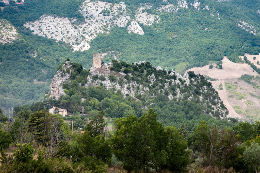 Rocca di Oratino sulla morgia preistorica