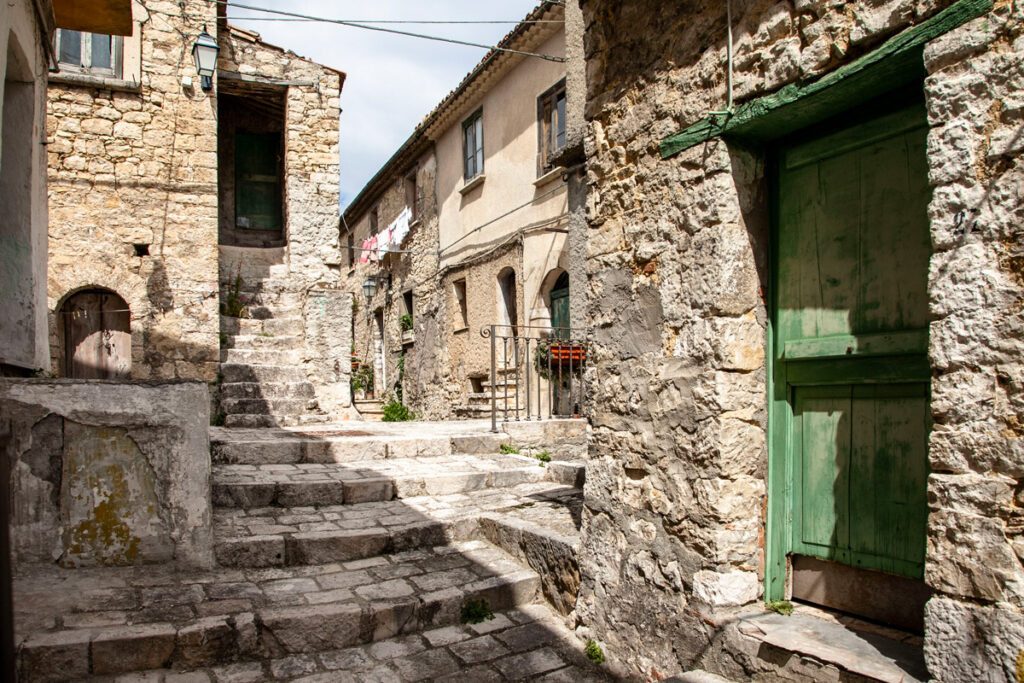 Scalinate tra le case di pietra di Castropignano - Molise