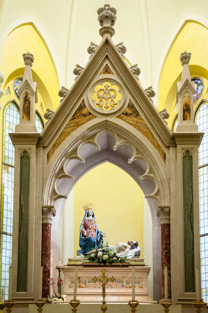 Statua della Madonna e Gesù Cristo nel Santuario di Castelpetroso