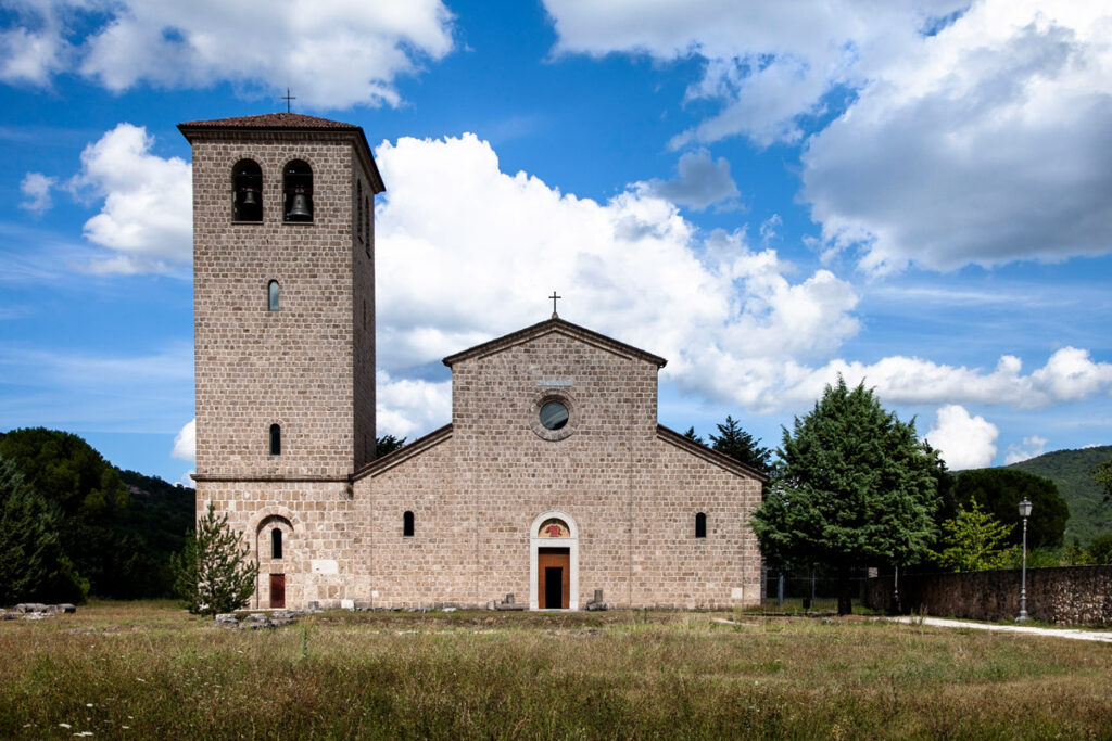 Abbazia di San Vincenzo al Volturno - Chiesa del XII secolo - esterni