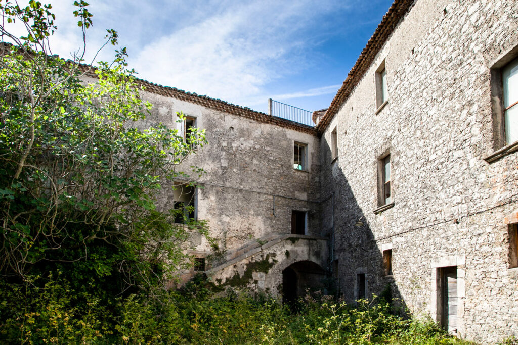 Cortile interno del castello Caldora