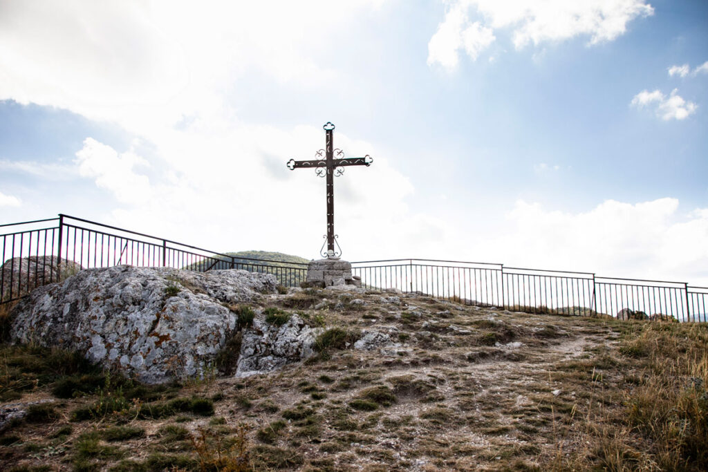 Croce e resti della rocca dei Conti Borrello