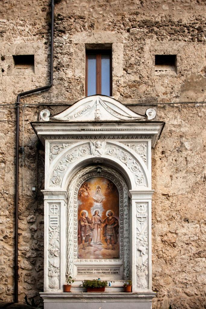 Dipinto e arco in pietra sulla torre Caracciolo
