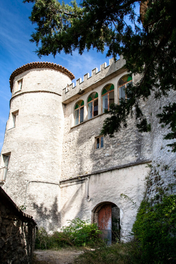 Facciata principale del castello Caldora