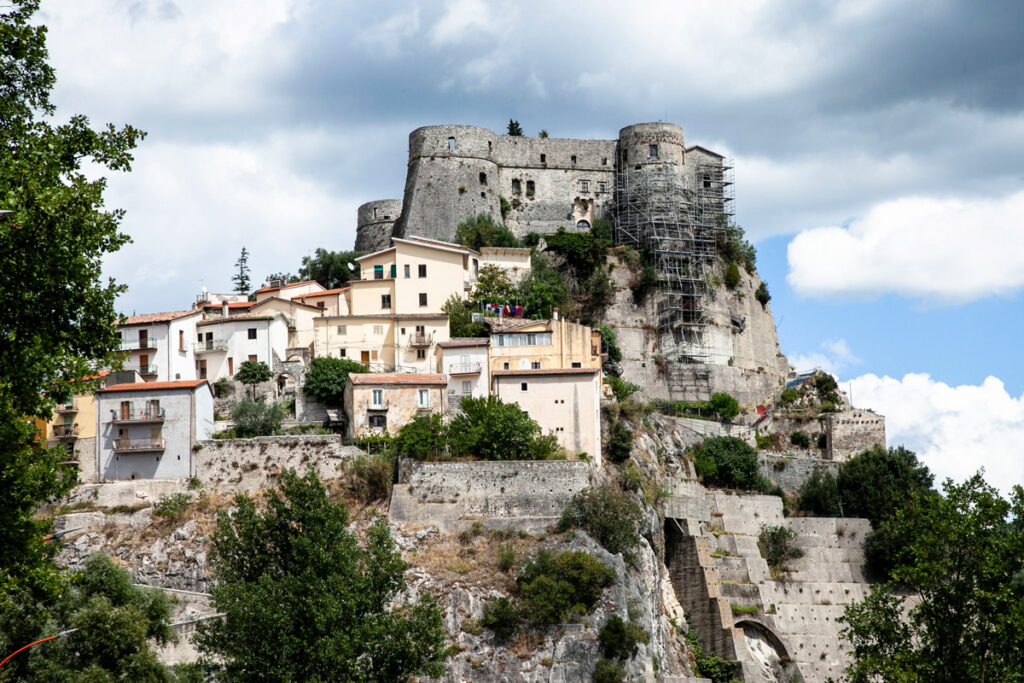 Il borgo e il castello di Cerro al Volturno sullo sperone di roccia