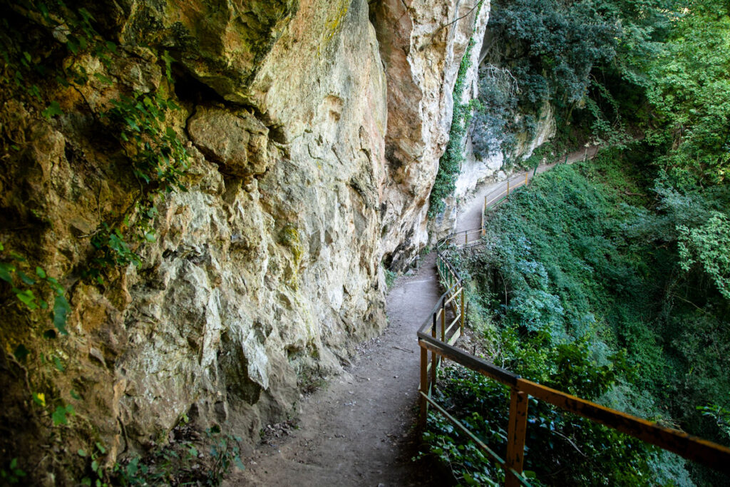 Il sentiero per le cascate sotto alla parete rocciosa